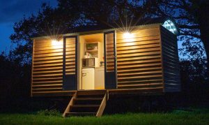 Harrogate Huts - Shepherd Hut in a field at night